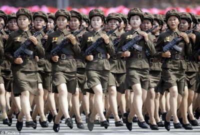 عرض عسكري لمجندات كوريا الشمالية ( فيديو )